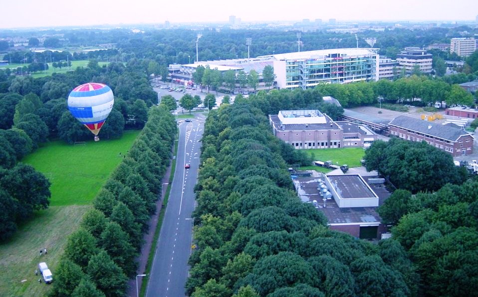 Stadion Utrecht en rechts de Kromhout Kazerne 